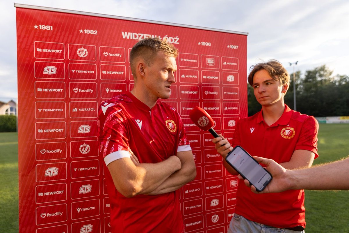 mt_jablonski's tweet photo. Za mną krótki, ale intensywny pobyt w Bad Erlach. #WidzewAustria 🇦🇹

Na potrzeby obozowego vloga porozmawiałem trochę z Franem Alvarezem, a także zaliczyłem swój komentatorski debiut w @WidzewTV u boku @BalejaPiotr. 

Świetna przygoda. ⚽️

📸 @maarcyys https://t.co/JOj7tZEUev