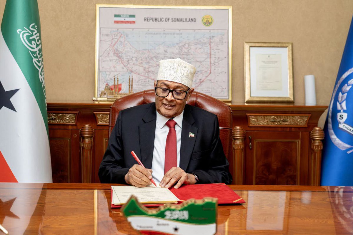 Presidencysl_'s tweet photo. Pursuant to the constitutional powers vested in the Office of the President, H.E. @AbdirahmanIrro today granted a General Pardon to 609 inmates convicted of minor offences.

#Somaliland #RuleOfLaw #ExecutiveClemency https://t.co/HRq1oBewqj