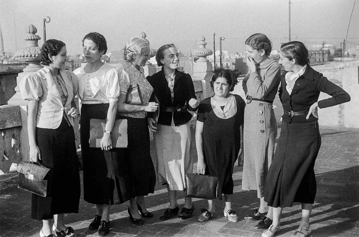 Civil_War_Spain's tweet photo. The editorial collective of Mujeres Libres, the anarchist women's organisation, on a terrace somewhere in Barcelona, 1937. Arxiu Fotogràfic de Barcelona. https://t.co/rsSiDCvgwX