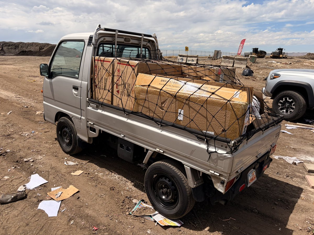 SnazzyLabs's tweet photo. Dump day! Super easy to unload when you can drop all the bed walls. https://t.co/Z1lHXS740e