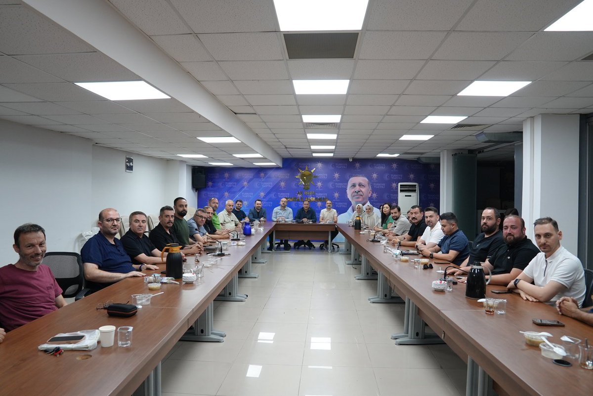 suleymantrgt45's tweet photo. AK Parti Manisa İl Başkanlığımızda haftalık olağan Yönetim Kurulu Toplantımızı gerçekleştirdik. https://t.co/4n0RbDku2D