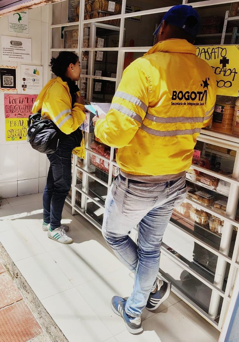 integracionbta's tweet photo. 👉Con el equipo de abordaje territorial realizamos un recorrido por el sector de #Bosa Piamonte, donde dialogamos con la comunidad🙋‍♀️🙋‍♂️ y los comerciantes, dándoles a conocer nuestra oferta de servicios,🤗 las rutas de atención🤝 y sensibilizándolos sobre la prevención de la habitabilidad en calle.🤝

#AquíSíPasa🟡🔴