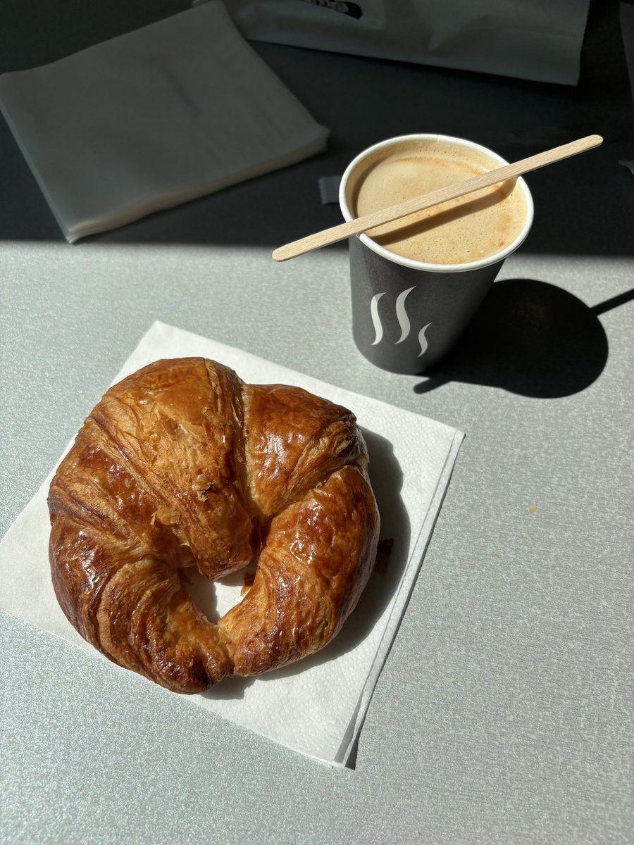 AlejandraBlue_'s tweet photo. Be honest… what’s getting your attention first: breakfast or my converse? https://t.co/P22nLKzWYP