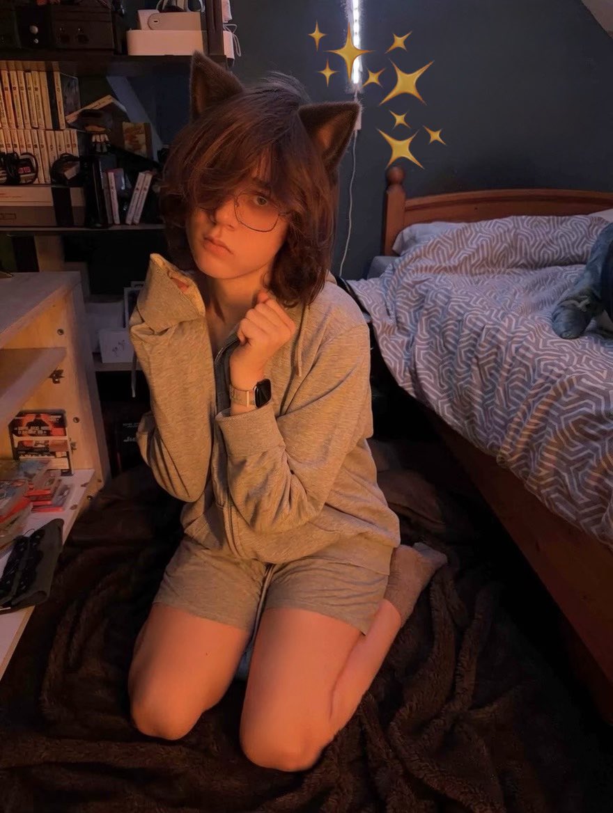 EvaNya's tweet photo. I look at you you're scared https://t.co/d9IGahtrmd