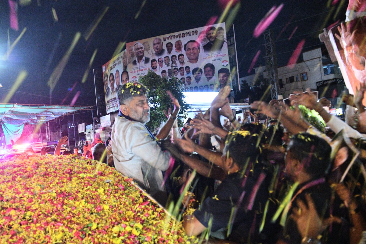 ANI's tweet photo. Karnataka: Chief Minister DK Shivakumar receives warm welcome from Congress workers and supporters in Kalaburagi.

(Source: CM Office) https://t.co/A8Lnwiuc54