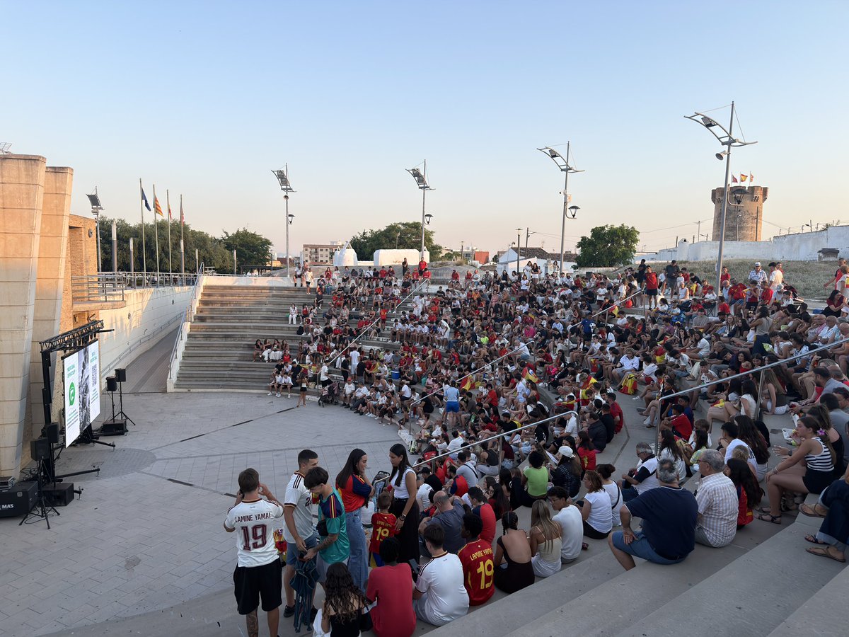 SagredoMarco's tweet photo. Ambientazo en nuestra Cova Gran de Paterna para apoyar a la roja en estos 1/8 de final 🇪🇸✨

#PaternaConLaRoja https://t.co/4gZgvSTTEE