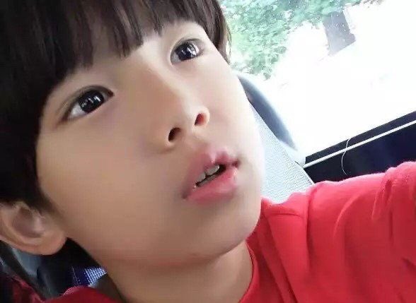 jun85C's tweet photo. 어렸을 때부터 레드가 퍼컬이셨던 것 같네요. https://t.co/j502R3d5JE