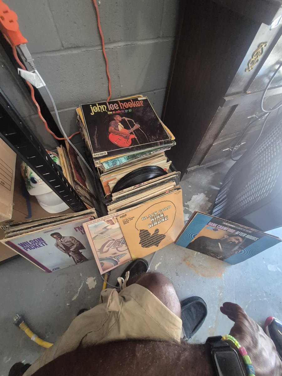 Rjhhaz_b's tweet photo. How does it go?
No sample snitching. 🫡🙏🏾
Going through the crates w/ my OG Oneness
#penmanship #flow #rhyme #lyricists #punchlines #metaphors #storytelling #bars #writer #music #TheArt #hiphop #indie #vinyls #music #tunes #history #producers #samples #sampling #Hazb252 https://t.co/ElT9lzXsN9