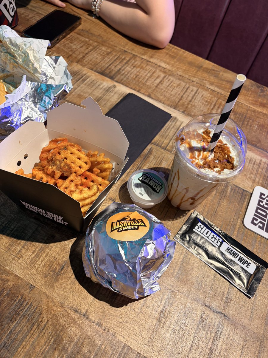 NathanMort2's tweet photo. Finally tried @eatsides in Gravity Max Liverpool and the wait was 100% worth it.
Nicest crispy chicken and milkshake I’ve ever had and I shall be going again for the forseeable 🔥
•
#Sidemen #EatSides #Liverpool #GravityMax #SDMN https://t.co/54Iccxslul