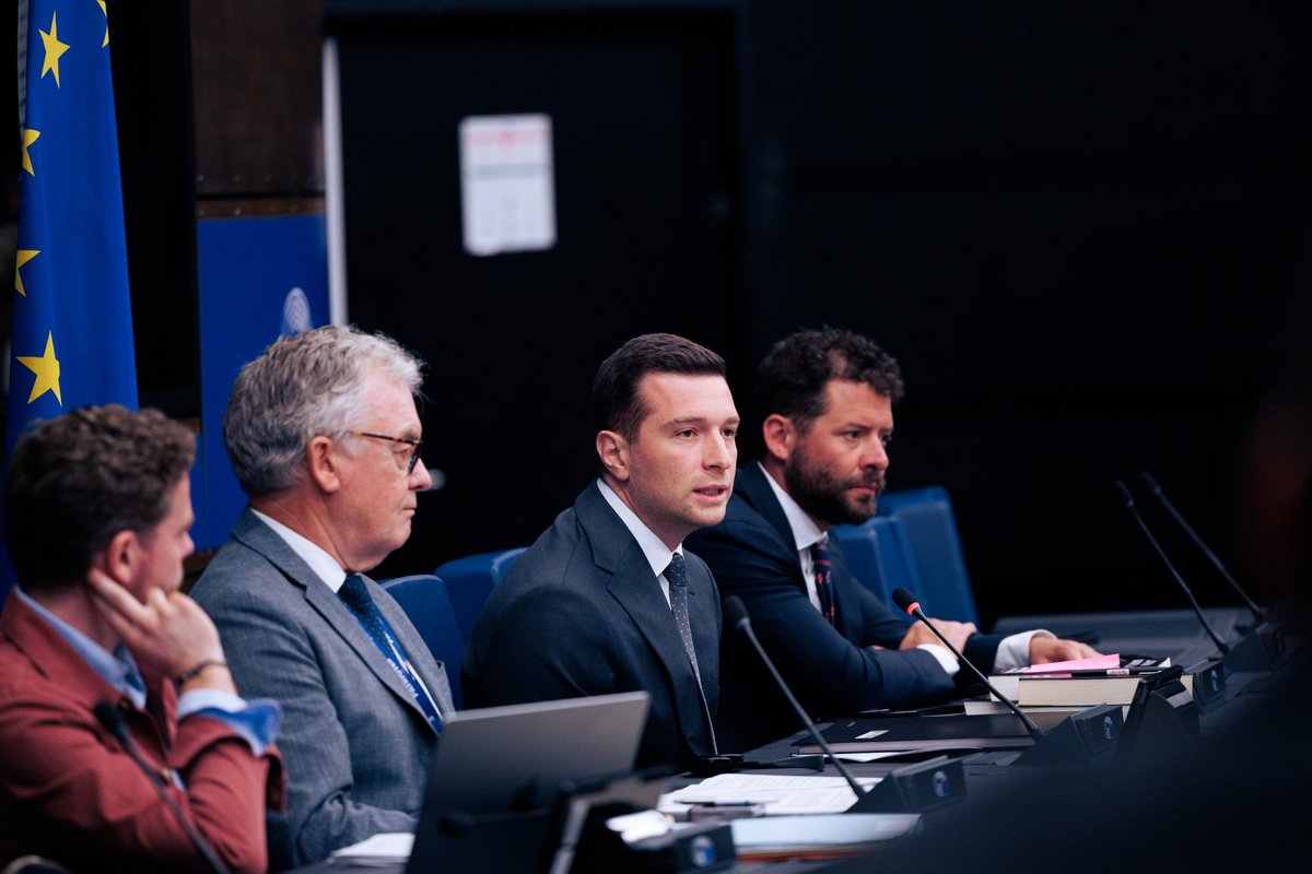 J_Bardella's tweet photo. Soutien à la compétitivité et à l'emploi dans le secteur automobile, programme de la présidence irlandaise, scandale de la création d'un « 28e régime », protection de l'Europe contre les vagues de chaleur et les feux de forêts, accord de partenariat UE-Mexique : la délégation RN est réunie ce soir pour examiner l’ordre du jour de la session plénière du Parlement européen de cette semaine à Strasbourg.