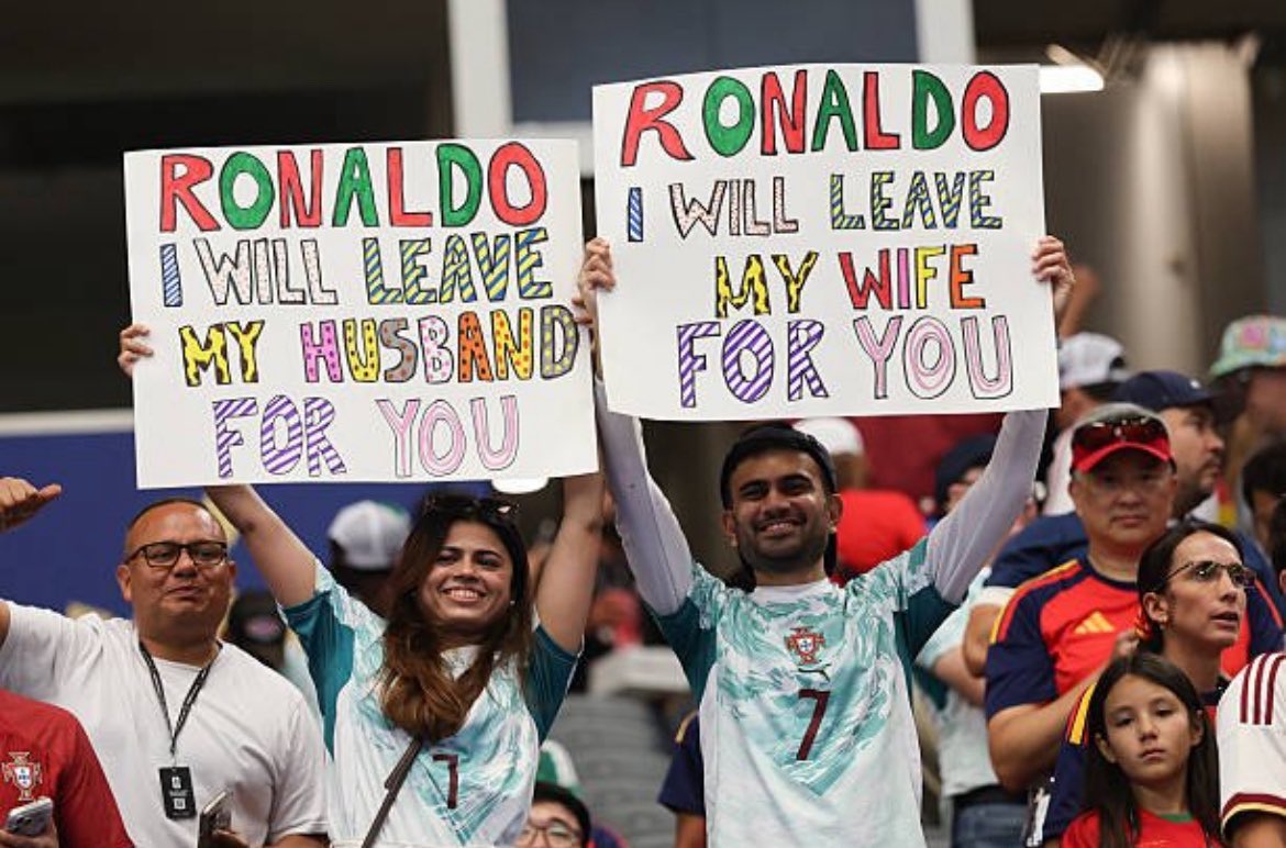 Nawaf_STATS's tweet photo. مشجع حاضر رفقه زوجته يرفعون لوحة سوياً : 

"سأترك زوجتي من اجلك يارونالدو"
"سأترك زوجي من اجلك يارونالدو " https://t.co/YRD3SY2p0Q