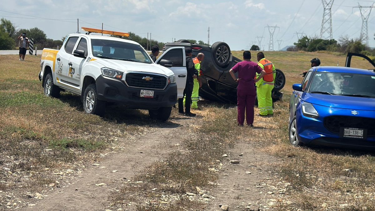 MartinJuarez64's tweet photo. 🚔 Guardia Nacional y Guardia Estatal atendieron un accidente en el km 38 de la carretera Victoria–Zaragoza, donde una camioneta terminó volcada. Dos ocupantes fueron trasladados a un hospital tras recibir atención prehospitalaria. #CiudadVictoria #Accidente https://t.co/QxVnYrLDfx