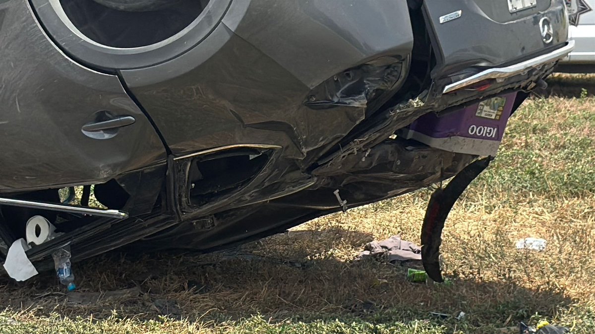 MartinJuarez64's tweet photo. 🚔 Guardia Nacional y Guardia Estatal atendieron un accidente en el km 38 de la carretera Victoria–Zaragoza, donde una camioneta terminó volcada. Dos ocupantes fueron trasladados a un hospital tras recibir atención prehospitalaria. #CiudadVictoria #Accidente https://t.co/QxVnYrLDfx