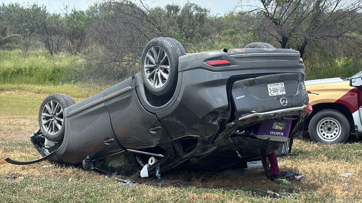 MartinJuarez64's tweet photo. 🚔 Guardia Nacional y Guardia Estatal atendieron un accidente en el km 38 de la carretera Victoria–Zaragoza, donde una camioneta terminó volcada. Dos ocupantes fueron trasladados a un hospital tras recibir atención prehospitalaria. #CiudadVictoria #Accidente https://t.co/QxVnYrLDfx