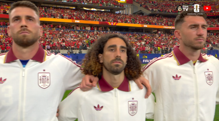 oocbrazill's tweet photo. PROTESTO NA SELEÇÃO ESPANHOLA?

Na abertura do jogo contra Portugal pelas oitavas de final do mundial, o hino da Espanha começou a tocar, mas TODOS os jogadores e integrantes da comissão técnica se RECUSARAM a cantar o hino do país. Eles ficaram completamente estáticos 😬 https://t.co/Yp6D1E5Kr7