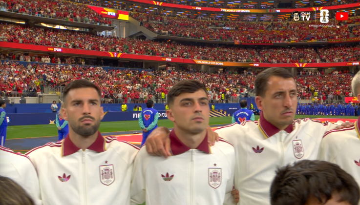 oocbrazill's tweet photo. PROTESTO NA SELEÇÃO ESPANHOLA?

Na abertura do jogo contra Portugal pelas oitavas de final do mundial, o hino da Espanha começou a tocar, mas TODOS os jogadores e integrantes da comissão técnica se RECUSARAM a cantar o hino do país. Eles ficaram completamente estáticos 😬 https://t.co/Yp6D1E5Kr7
