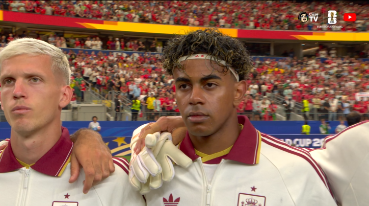 oocbrazill's tweet photo. PROTESTO NA SELEÇÃO ESPANHOLA?

Na abertura do jogo contra Portugal pelas oitavas de final do mundial, o hino da Espanha começou a tocar, mas TODOS os jogadores e integrantes da comissão técnica se RECUSARAM a cantar o hino do país. Eles ficaram completamente estáticos 😬 https://t.co/Yp6D1E5Kr7