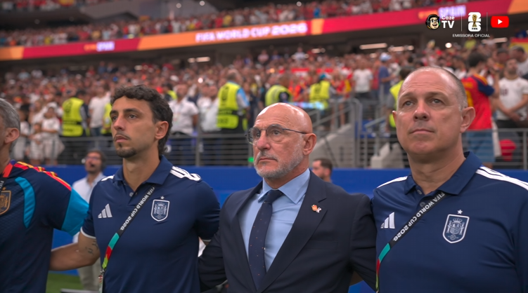 oocbrazill's tweet photo. PROTESTO NA SELEÇÃO ESPANHOLA?

Na abertura do jogo contra Portugal pelas oitavas de final do mundial, o hino da Espanha começou a tocar, mas TODOS os jogadores e integrantes da comissão técnica se RECUSARAM a cantar o hino do país. Eles ficaram completamente estáticos 😬 https://t.co/Yp6D1E5Kr7