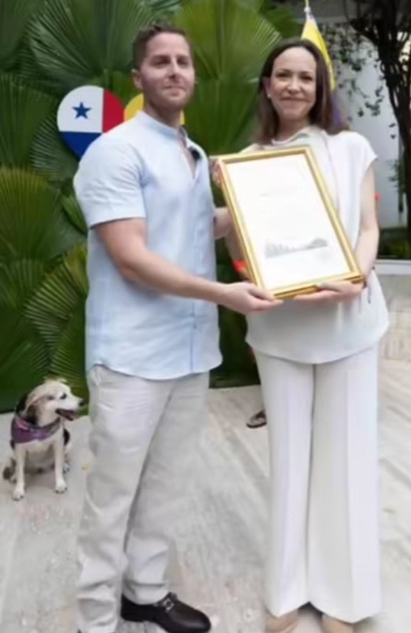 teamovenezuel3's tweet photo. El ladron Mayer Alcalde de Panamá 🇵🇦 fue quien le dio un reconocimiento a María Corina Machado por bombardear Venezuela 🇻🇪 ahora manda ayuda humanitaria con GPS para crear un Fake News con Mojorlando Avendaño.

#ProtegerYSalvarVidas https://t.co/CndKgaTfEg