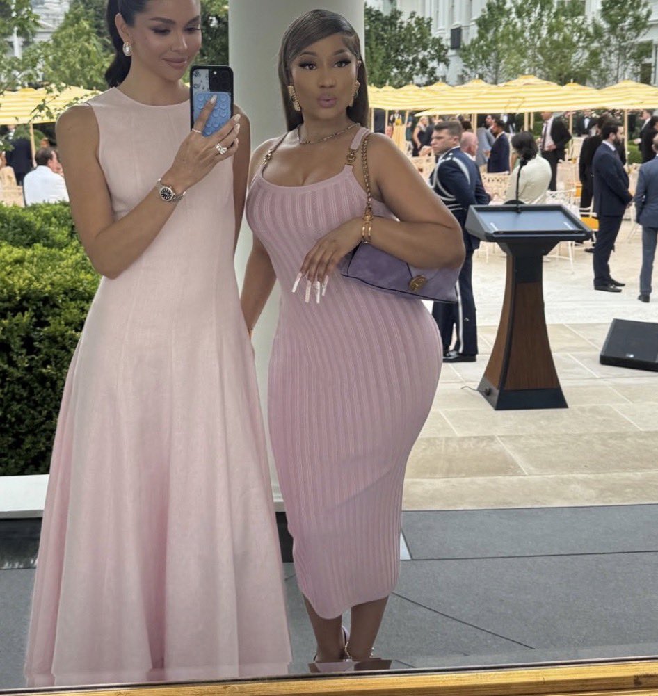 hexminaj's tweet photo. Alex and his wife take the NASTIEST photos of Nicki😭 https://t.co/2wcYZy9RPd