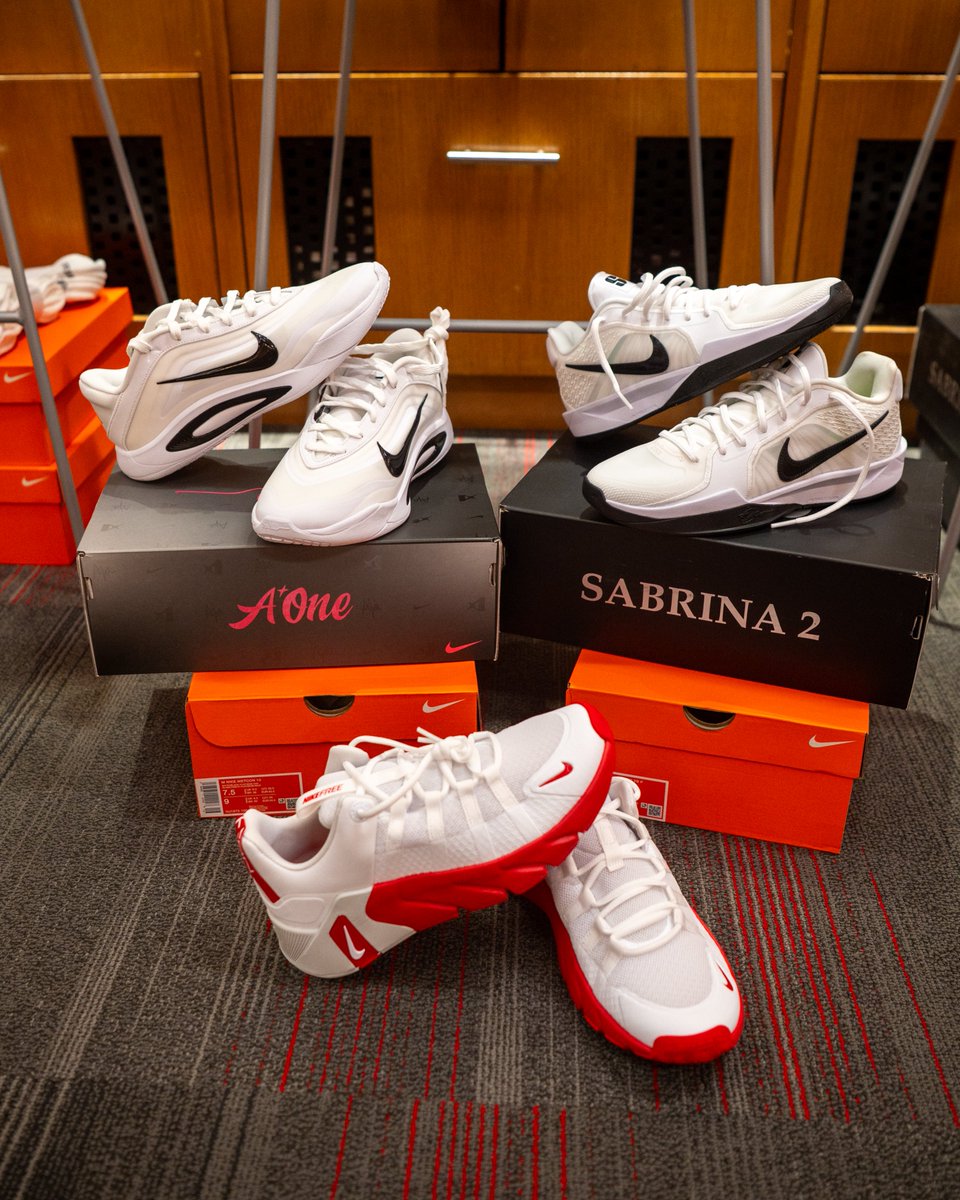 SDCoyotesWBB's tweet photo. New year, new gear 😏

#GoYotes https://t.co/7IyfGJMz8q