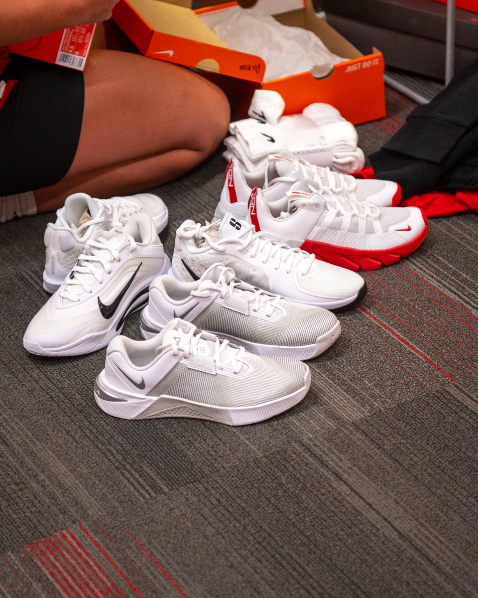 SDCoyotesWBB's tweet photo. New year, new gear 😏

#GoYotes https://t.co/7IyfGJMz8q