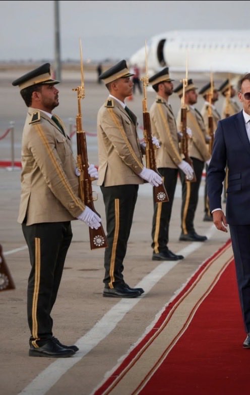 YD94__'s tweet photo. مين هدول و لمين تابعين ؟؟
وليش لابسين فنتازيا من مسرح غوار و حاملين بواريد خشب 
و واحد طويل و احد قصير و شي سمين و شي نحيف و شي بدقن و شي بلا دقن 

ولك حاج باخت من برا و من جوا و قدام و من ورا و من فوق ومن تحت…
😂😂😂😂😂 https://t.co/76dKJG6X6r