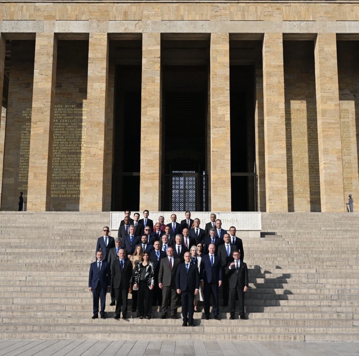 mujdatozturk34's tweet photo. Trump’un Anıtkabir ziyareti sıradan bir iptal olarak değerlendirilemez.
Türkiye’yi ziyaret eden tüm ABD Başkanlarının programında yer alan Anıtkabir’e gitmemek Cumhuriyetin kurucusu Mustafa Kemal Atatürk’ü tanımamak demektir.
Böyle bir saygısızlık kabul edilemez.
Anıtkabir Türk Milletinin nazarında sadece bir istirahatgah değil Türk egemenliğinin, Türk Cumhuriyetinin, Türk bağımsızlığının, Millî Mücadele’nin simgesidir.
Go Home TRUMP!