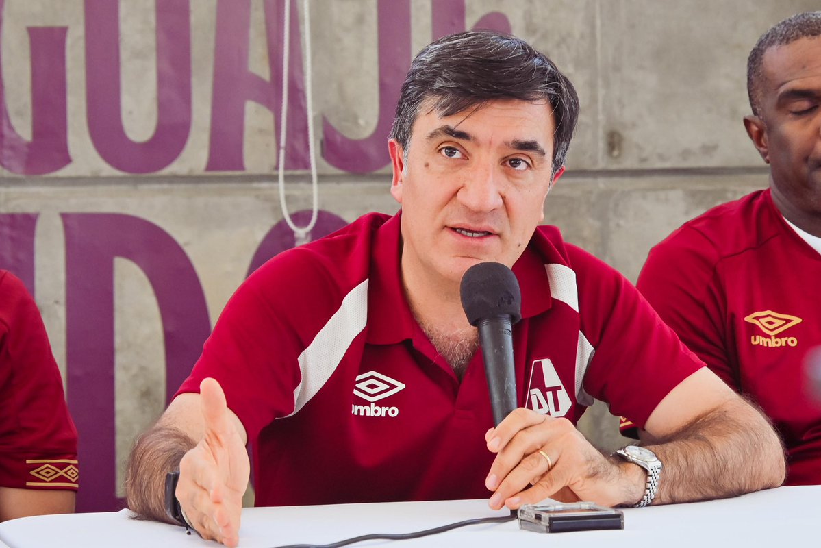 cdtolima's tweet photo. En acto que tuvo lugar el la sede deportiva San Gabriel, nuestro presidente César Camargo Serrano y el director deportivo Ángel Catalina, entregaron la piel PIJAO a la totalidad del cuerpo técnico.

El profesor Sebastián Oliveros estará acompañado por:
Iván Velázquez (Asistente técnico)
Hugo Mercado (Asistente técnico)
Dwan Neira (Preparador físico)
Félix Serna (Entrenador de arqueros).

VAMOS TRIBU 🔥🏹