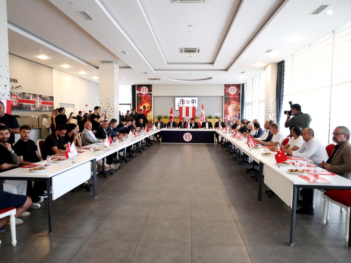Antalyaspor's tweet photo. 🤝 Destek Kampanyamız Kent Protokolü ile Buluştu

Başkanımız Mustafa Ergün ve Yöneticilerimizin öncülüğünde başlatılan kampanya kapsamında şehrimizin ortak değeri, biricik markası Antalyaspor’umuza destek amacıyla Sayın Valimiz Hulusi Şahin’in bireysel, kurumsal ve samimi çabalarıyla kent protokolü ve iş dünyasının temsilcileri, 6 Temmuz 2026 tarihinde Atilla Vehbi Konuk Tesisleri'nde düzenlenen toplantıda bir araya geldiler.

Toplantıya Valimiz Sayın Hulusi Şahin’in yanı sıra milletvekillerimiz Mustafa Köse, İbrahim Ethem Taş ve Aykut Kaya, AK Parti İl Başkanı Ali Çetin, belediyelerimizin temsilcileri, Onursal Başkanımız Menderes Türel, Antalyaspor Kulübü ve Antalyaspor A.Ş. Başkanımız Mustafa Ergün, Antalyaspor Vakfı Başkanımız Gültekin Gencer, Kulüp, Vakıf ve Anonim Şirket Yönetim Kurulu Üyelerimiz, oda ve STK temsilcileri ile Teknik Direktörümüz Bülent Korkmaz ve futbolcularımız katıldı.

Başkanımız Mustafa Ergün açılış konuşmasında katılımcılara ve kampanya sürecinde desteğini esirgemeyen önceki dönem Başkanımız Rıza Perçin ile tüm yol arkadaşlarına teşekkür etti. Valimiz Hulusi Şahin ise dayanışma vurgusu yaparak destek talebinde bulundu. Teknik Direktörümüz Bülent Korkmaz ise Süper Lig hedefi, planlama, oyuncuların gelişimi ve takıma duyduğu güvene dair değerlendirmelerde bulundu.

Konuşmaların ardından katılımcılar destek çalışmalarına başlarken, STK temsilcileri de üyelerini harekete geçirerek destek toplayacakları ifade ettiler. Sayın Valimiz Hulusi Şahin’in birebir yürüttüğü çalışmalar sonucunda bağış kampanyasına iş dünyası, özellikle de şehrimizin turizm temsilcileri yoğun katılım göstererek destek sözü verdi.

Toplantı, önümüzdeki günlerde de bu tür destek çalışmalarının sürdürülmesi ve daha geniş katılımlarla Antalyaspor’umuzun ihtiyaç duyduğu maddi ve manevi desteğin sağlanması yönündeki kararlılık vurgulanarak sona erdi.

🔗 https://t.co/5TgBDycXnF

#Antalyaspor
#SevdamızAntalyaspor