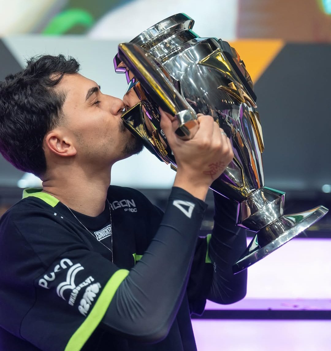 PHZERAW's tweet photo. Trap tem se tornado um dos grandes do Free Fire:

🏆Copa FF 2024
🏆FFWS Brasil 2026
🏆Clash Masters 2026
👑MVP Copa FF 2024
🏅Player Revelação 2022
🇧🇷Seleção WB 2024 https://t.co/ZchZQFAZK5