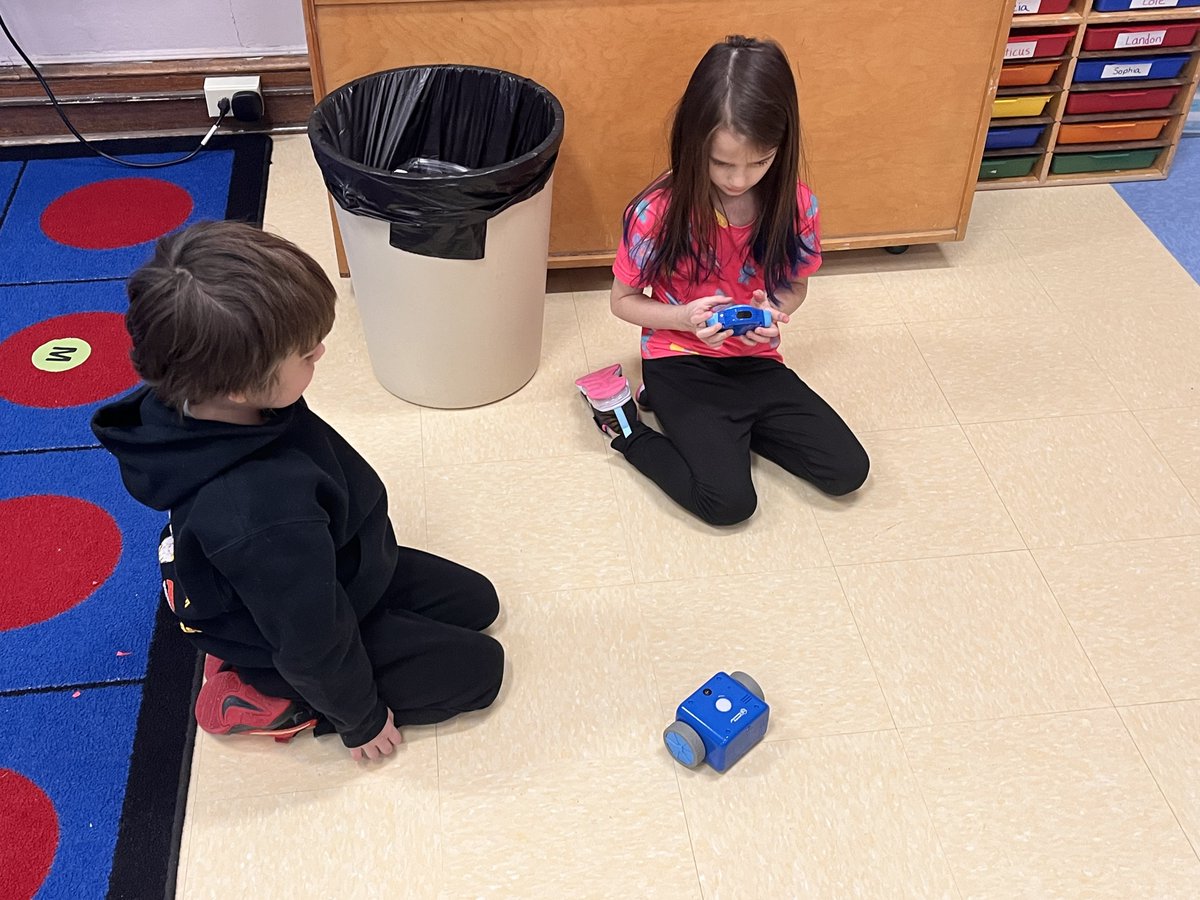 RuralTechFund's tweet photo. Mr. Dobbins in Berlin, NY, created grab-and-go STEM bins for his school. Students across grade levels are building, coding, and solving problems both in the classroom and after school. 🤖✨ https://t.co/s0obz15mu2