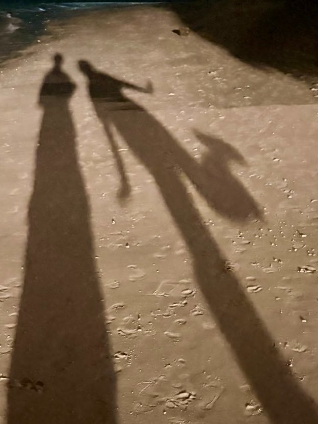 nourelhakhotma1's tweet photo. They are so sweet. It looks like they went for a walk by the sea together at night—how incredibly romantic, and the view is so beautiful
As if they were on their honeymoon

🥹🫠💘

#SeaYouZeeNuNew 

⁀➷@zee_pruk @CwrNew☘︎ ܁˖༉　

𓏲❀𓂂 #ZeeNuNew ॰˳ཻ̊♡ https://t.co/IbRg65gOOm
