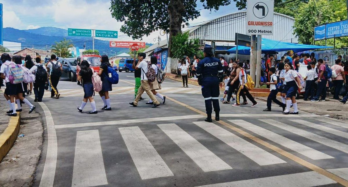 PNCSV's tweet photo. 📚✏️ La primera jornada escolar finaliza sin incidentes.

Tenemos activos los dispositivos policiales en todo el país. 🚸

Al interior de las escuelas como en sus alrededores, los alumnos están seguros.

#PlanControlTerritorial https://t.co/SzuhnJH5F0