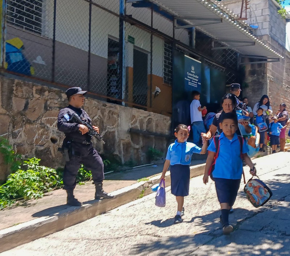 PNCSV's tweet photo. 📚✏️ La primera jornada escolar finaliza sin incidentes.

Tenemos activos los dispositivos policiales en todo el país. 🚸

Al interior de las escuelas como en sus alrededores, los alumnos están seguros.

#PlanControlTerritorial https://t.co/SzuhnJH5F0