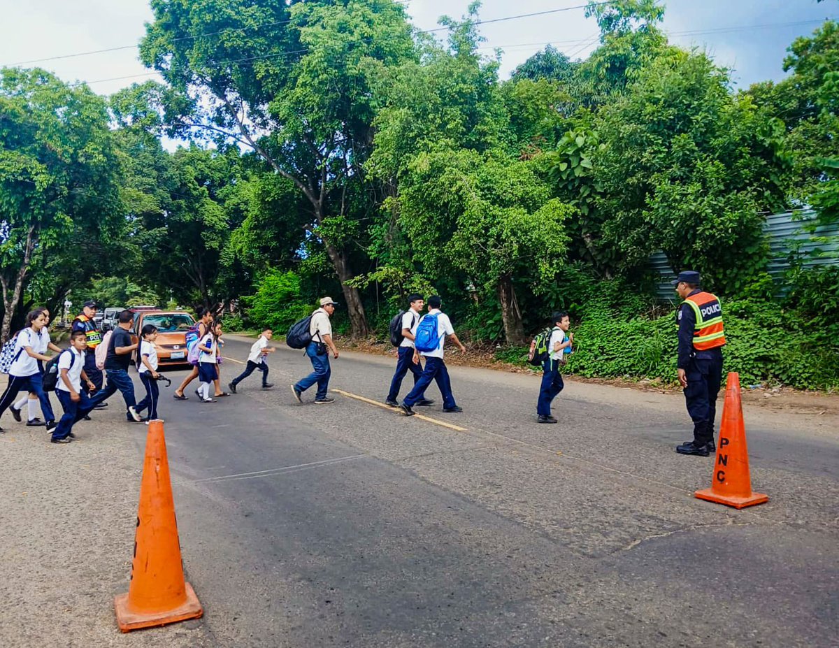 PNCSV's tweet photo. 📚✏️ La primera jornada escolar finaliza sin incidentes.

Tenemos activos los dispositivos policiales en todo el país. 🚸

Al interior de las escuelas como en sus alrededores, los alumnos están seguros.

#PlanControlTerritorial https://t.co/SzuhnJH5F0