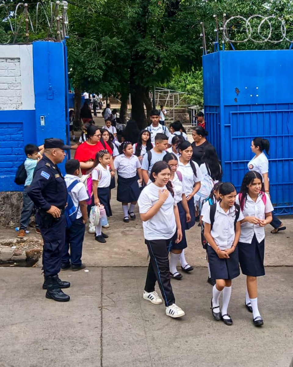 PNCSV's tweet photo. 📚✏️ La primera jornada escolar finaliza sin incidentes.

Tenemos activos los dispositivos policiales en todo el país. 🚸

Al interior de las escuelas como en sus alrededores, los alumnos están seguros.

#PlanControlTerritorial https://t.co/SzuhnJH5F0