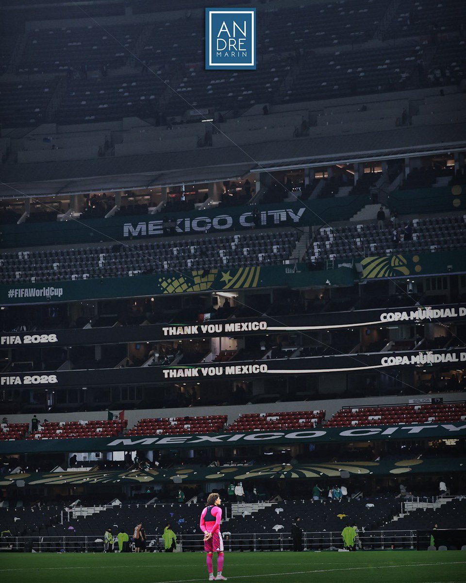 andremarinpuig's tweet photo. ¡EL ÚLTIMO ADIÓS! 🥺👋🏼🇲🇽

¿Qué tal la imagen de Memo Ochoa completamente solo en la cancha del Estadio Azteca? Esa misma cancha que lo vio nacer como futbolista profesional hace 22 años y de la que se despidió por última vez tras la eliminación de México en la Copa del Mundo.

Fue bonito mientras duró. Gracias por todo, Francisco Guillermo Ochoa Magaña.