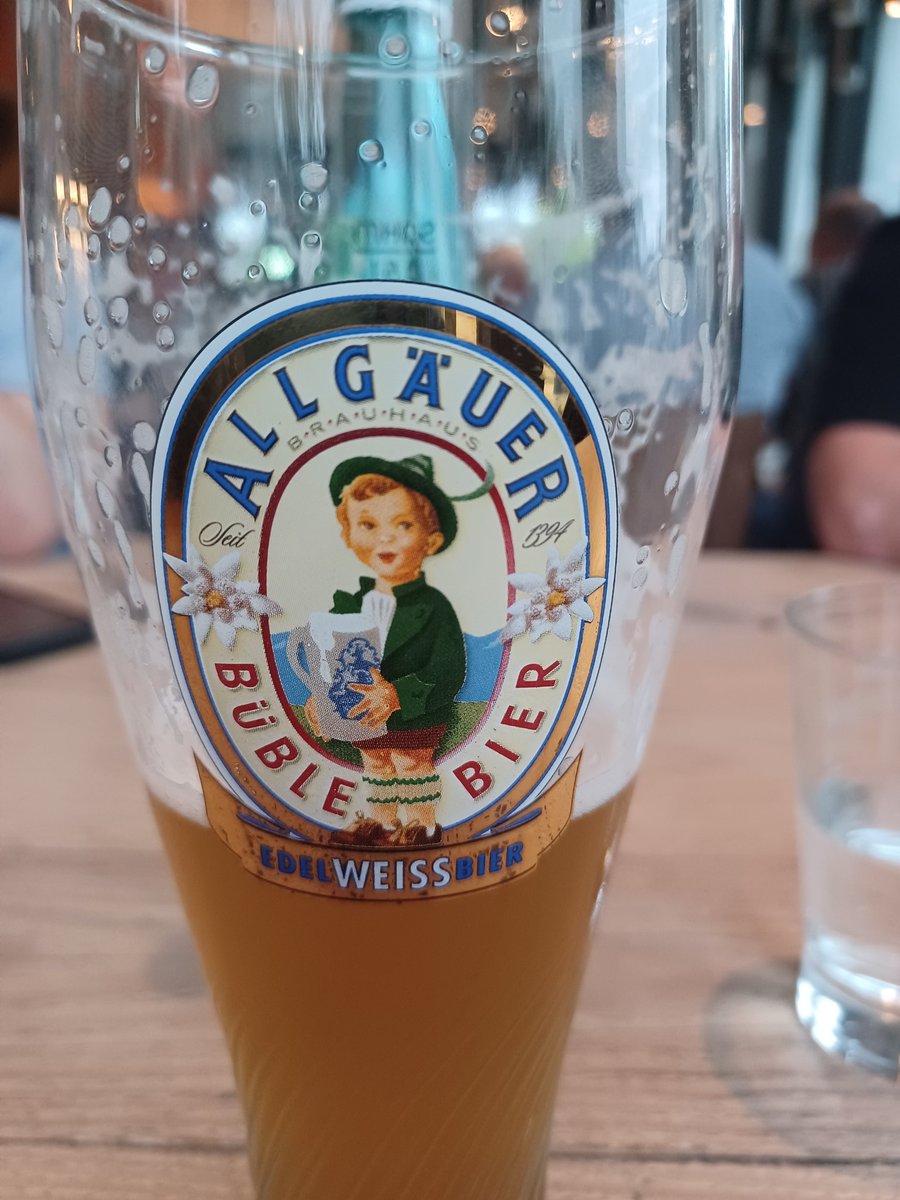 Glubberer67's tweet photo. @h_waldenberger Biel Spaß beim Spiel. Wir sitzen hier in Berlin in der Hotelbar und müssen Allgäuer Weizen trinken??? Ernsthaft jetzt. Gibt es bei Euch kein gescheites Bier? https://t.co/j3dTp1RYv9