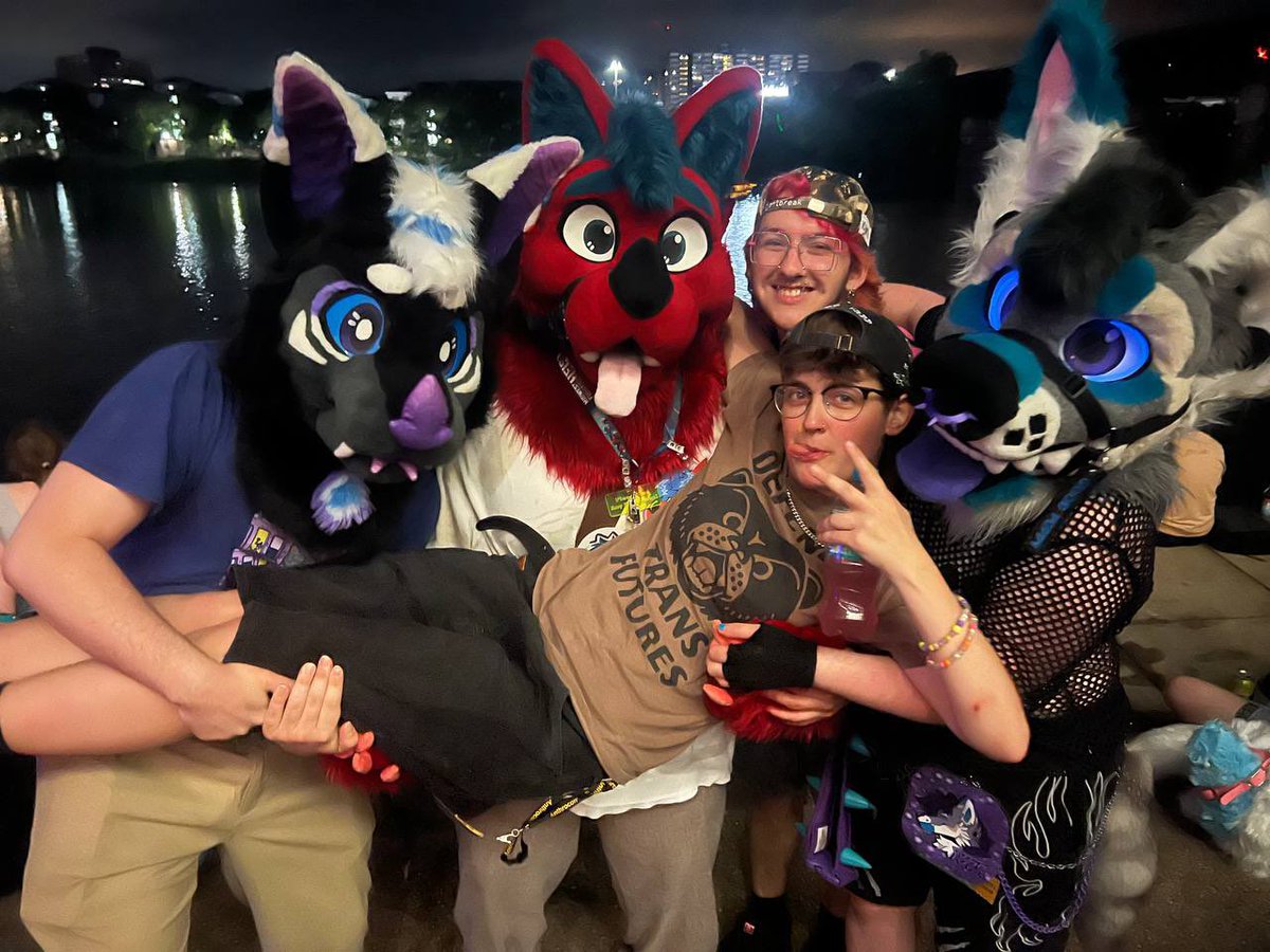otterloser's tweet photo. I LOVE ANTHROCON https://t.co/OQ17KrqFSW