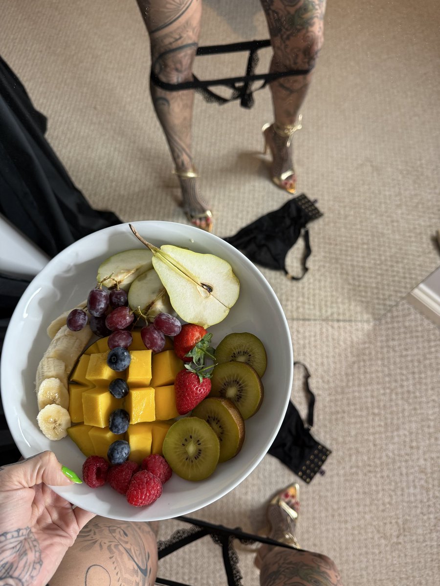 tattedselenexo's tweet photo. All you can eat breakfast… https://t.co/Q7RVQ0SiKo