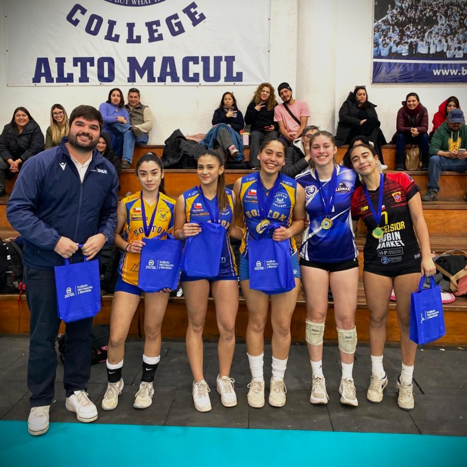 CDBostonChile's tweet photo. 🏐🦅 ¡Felicitaciones a nuestras #Águilas!
Estas fueron las jugadoras destacadas de la Copa Boston-UNAB Damas Sub 18:
🏅 Isabella Chiari: MVP y Mejor Bloqueo.
🏅 Victoria Calderón: Mejor Defensa.
🏅 María de Jesús Véliz: Mejor Armadora.
¡Gran torneo, chicas! 💙💛 #VamosBoston https://t.co/E0U2iraoTD