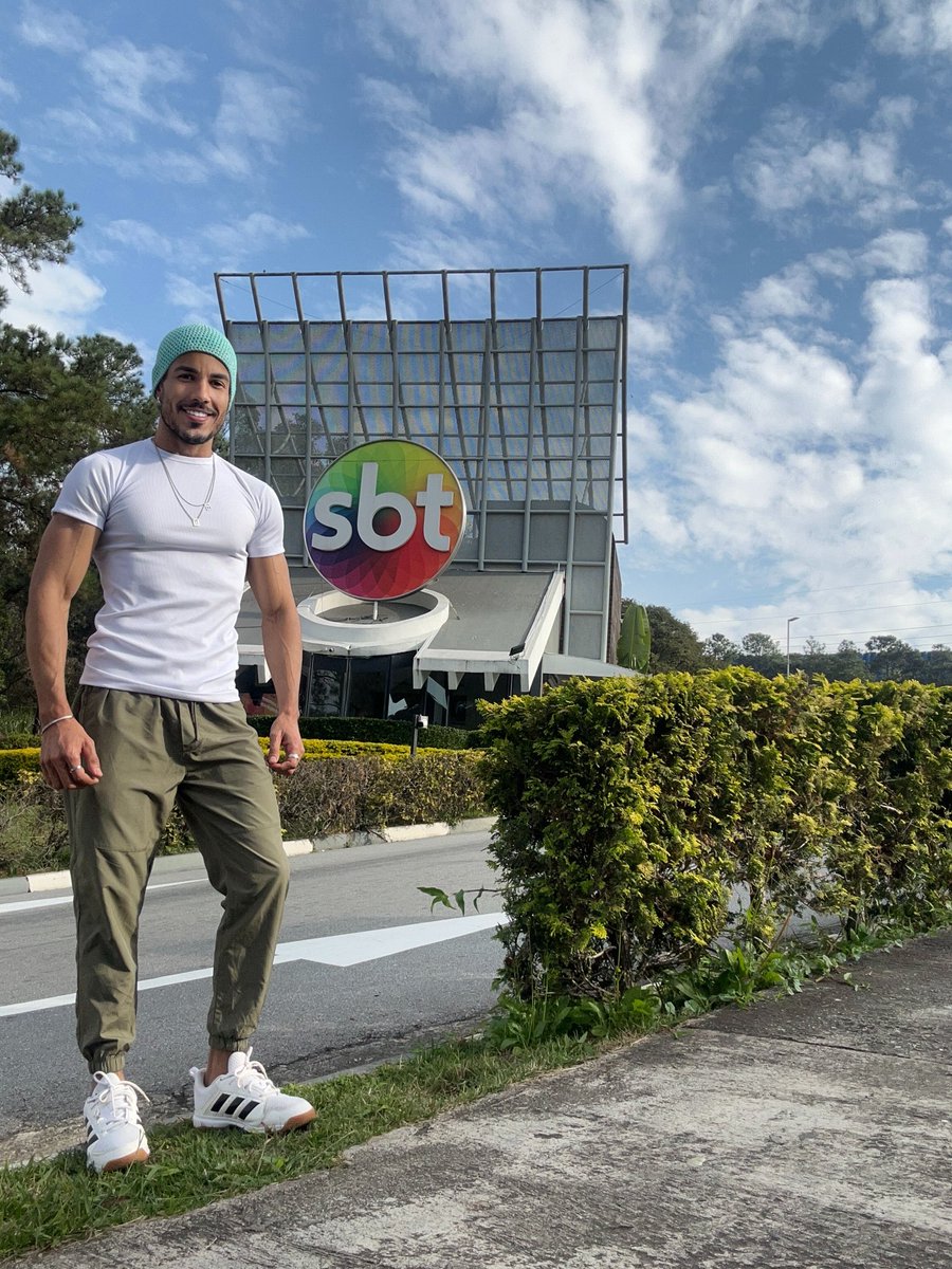 santsmayc's tweet photo. 📺Ontem tive a oportunidade de conhecer o @SBTonline  e sentir de perto a energia de um dos maiores grupos de comunicação do Brasil.
➖ Bastidores do programa 
➖História do Silvo Santos
➖História do SBT em geral
➖
#tv #sbt #bastidoresdosprograma https://t.co/z4HmZRkkAD