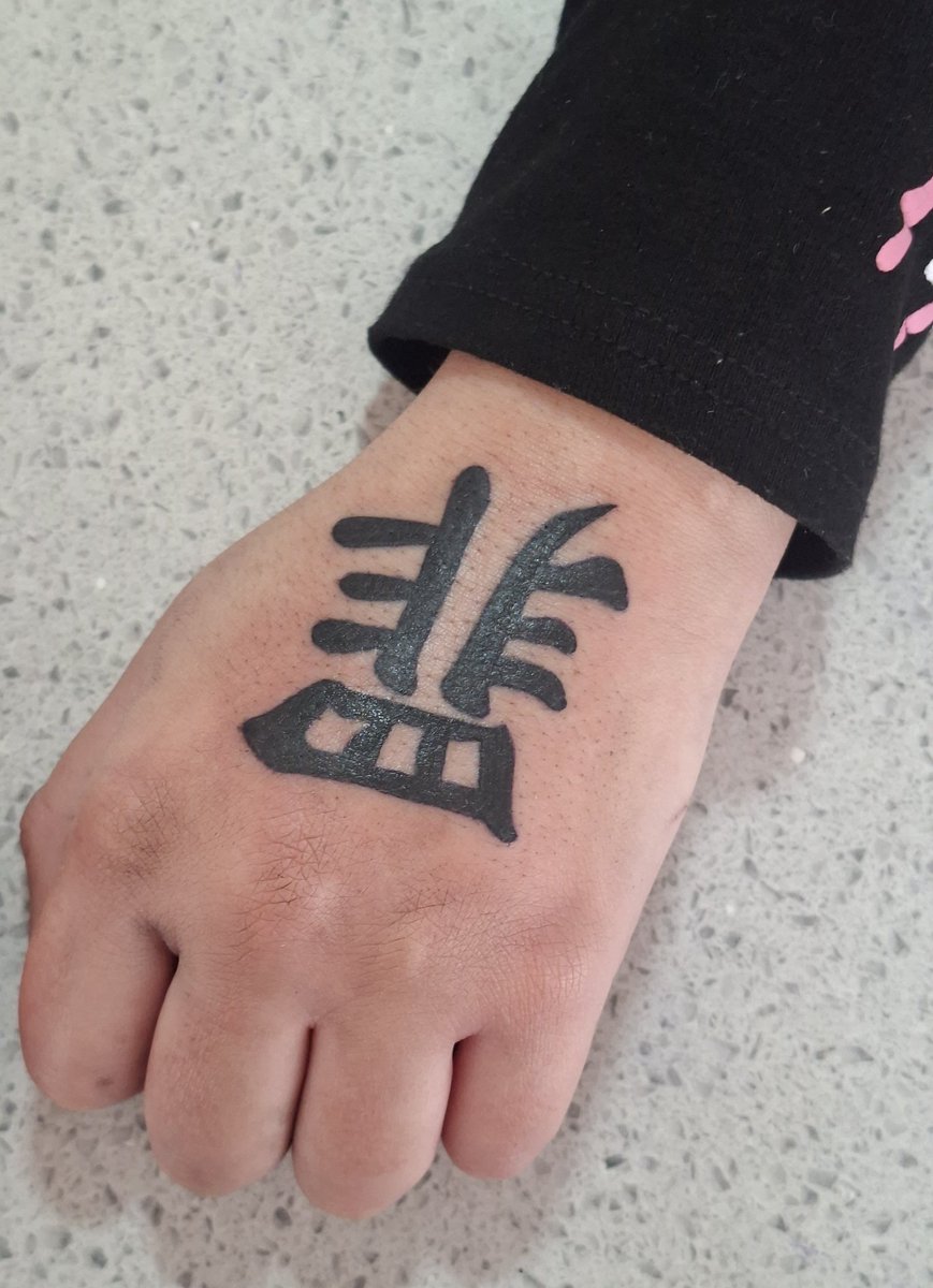 Lilith_vk_'s tweet photo. Toda hinchada la mano, pero toi feli ctm, y como amo tokyo revengers jdndndjf #tattotwt https://t.co/ImDmEiHloQ