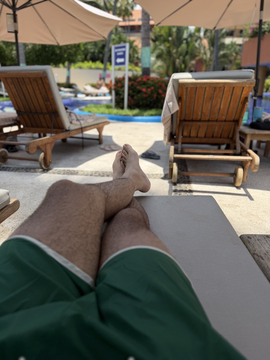 WulfMaster90's tweet photo. Enjoying the sun and drinks, who’s sending for my next drinks ? https://t.co/nzvkm1q2JG