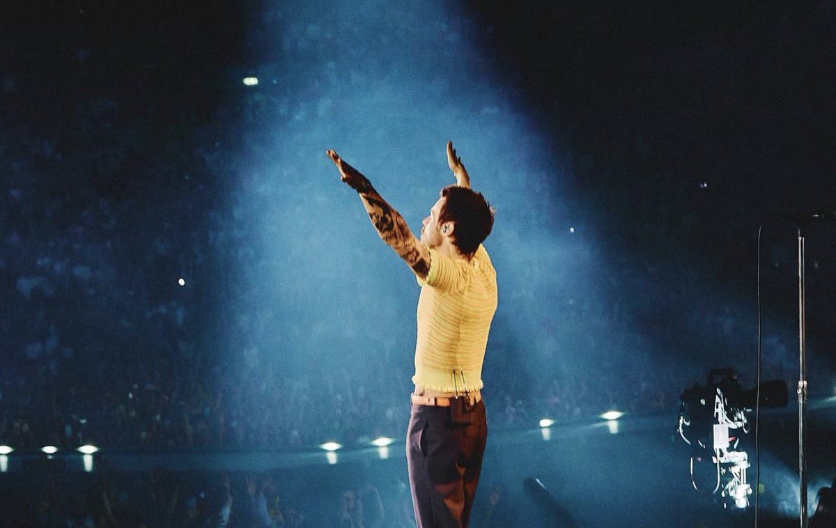 PopBase's tweet photo. Harry Styles sets a Guinness World Record with his Wembley Stadium residency.

He sets the record for having the longest residency by a musician at Wembley Stadium during a single run. (12 shows) https://t.co/Nc6TejANlP