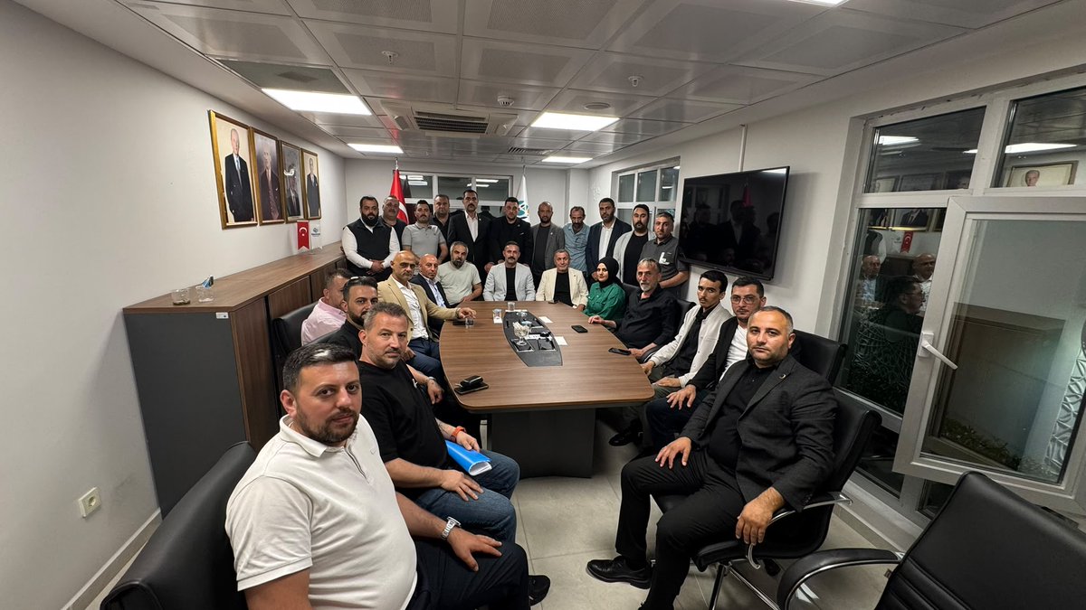 mhpbeykoz's tweet photo. Cumhur İttifakı; halk için çalışmanın, hizmet üretmenin ve çözüm odaklı siyaset anlayışının temel adresidir. 7/24, her zaman ve her zeminde önceliğimiz yalnızca Beykoz'a ve Beykozlu hemşehrilerimize hizmet etmektir.

Bu kapsamda İlçe Başkanımız Mehmet GÜNDOĞDU ve Yönetim Kadememiz; Beykoz Belediyesi Başkan Vekili Özlem Vural GÜRZEL Hanım'ın, bugün Belediye Meclisi çalışmalarını kilitleyen CHP Grubu'na rağmen yaptığı "Çalışacağız" çağrısına destek vermek amacıyla meclisin ikinci oturumunu yerinde takip etmiş ve desteklerini ortaya koymuştur.

Beykoz için.
Beykozlunun yararına.

@_MHPistanbul_
