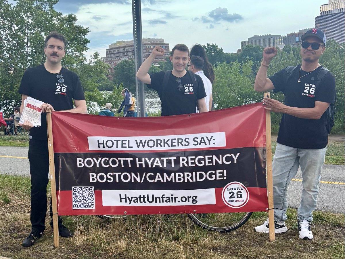 UNITEHERE26's tweet photo. On July 4th, as the country celebrated its 250th birthday, @hyattregency Cambridge workers leafletted outside the property.
Workers are asking customers, companies &amp; the community not to eat, sleep, or meet in the hotel until they have a fair process to decide on unionization. https://t.co/3POktf30Hv
