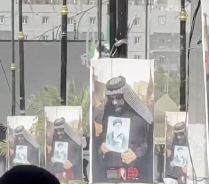 jasdflfiro's tweet photo. العصائب هالأيام داخلين جو إعلان…
مو تشييع، عبالهم حملة “اشترِ واحد وخذ الثاني مجاناً” 😂

ملصقات بكل عمود… لدرجة العمود نفسه ديستحي!
والشوارع صارت تقول: “تره مو نقص صور… نقص قبول!”

الجماعة مفكرين إذا كثّروا الصور الناس تحبهم،
يا حبايب… هذا مو فلتر سناب حتى يحسّن الشكل 🤣 https://t.co/67u7qVCW4x