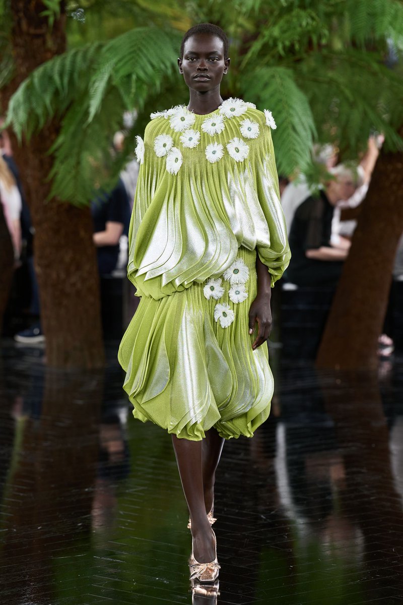 LaModeUnknown's tweet photo. ✨️Jonathan Anderson✨️ presented his Fall/Winter 2026 COUTURE collection for Christian Dior — ALL the looks in a thread.🪡🧵

PS: so. freaking. gorgeous. https://t.co/yXWaizp1C2